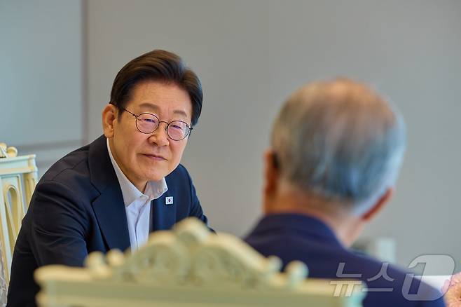 이재명 대통령이 지난 7월 17일 서울 용산 대통령실 청사에서 김종인 전 국민의힘 비상대책위원장과 오찬을 갖고 있다. (대통령실 제공. 재판매 및 DB금지) 2025.7.17/뉴스1 ⓒ News1 이재명 기자