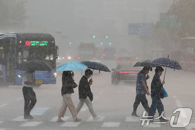 전국 대부분 지역에 비가 내리며 서울과 경기북부 등에 호우특보가 발효됐던 지난 17일 서울 종로구 광화문네거리에서 우산을 쓴 시민들이 발걸음을 옮기고 있다. 2025.9.17/뉴스1 ⓒ News1 이광호 기자