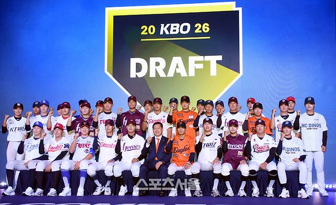 17일 서울 송파구 롯데호텔 월드에서 열린 2026 KBO 리그 신인드래프트에서 각 팀에 지명된 선수들이 파이팅을 외치며 기념촬영을 하고 있다. 최승섭기자 thunder@sportsseoul.com