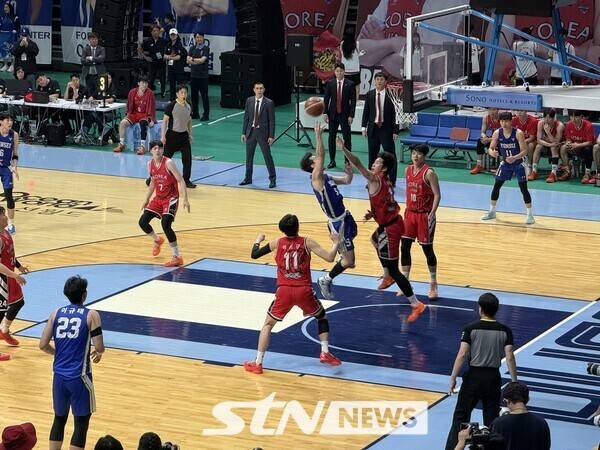 고려대와 연세대가 19일 오후 5시 고양실내체육관에서 열린 '2025 정기 고연전(연고전) 농구'에서 치열한 경기를 펼치는 모습. /사진(고양)=강의택 기자