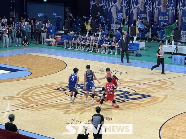 19일 오후 5시 고양실내체육관에서 열린 '2025 정기 고연전(연고전) 농구'에서 고려대와 연세대의 경기 모습. /사진(고양)=강의택 기자