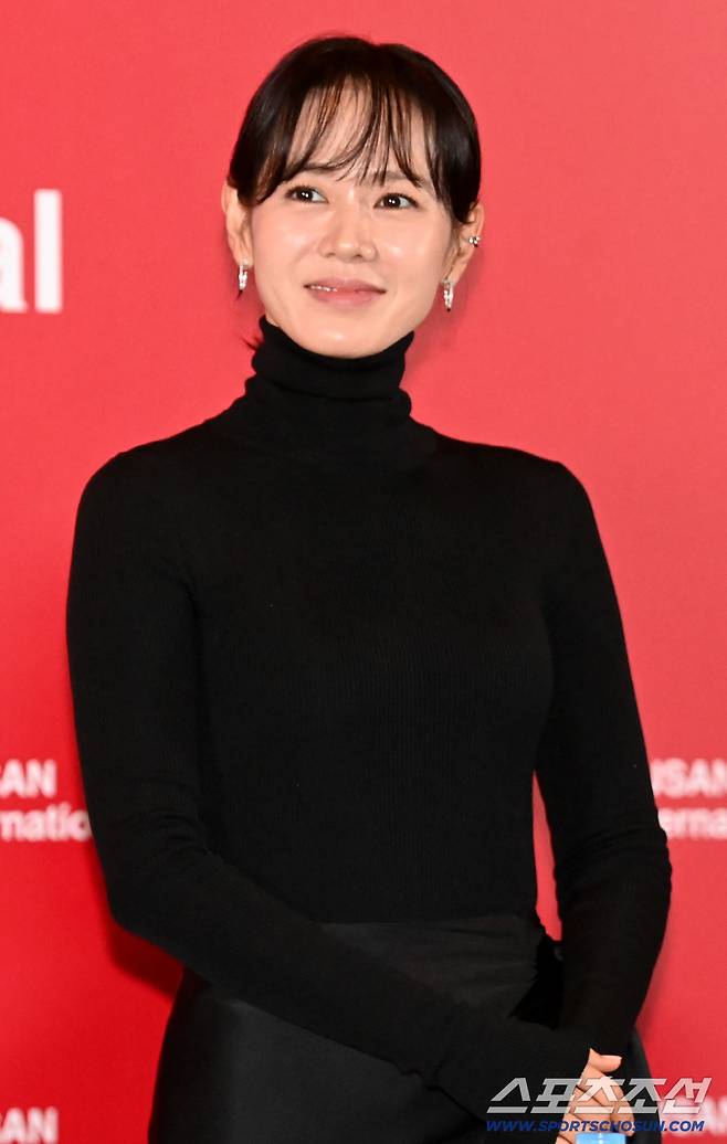 17일 부산 영화의전당 중극장에서 열린 제30회 부산국제영화제 개막작 '어쩔수가없다'의 기자회견, 손예진이 무대로 입장하고 있다. 부산=허상욱 기자wook@sportschosun.com/2025.09.17/