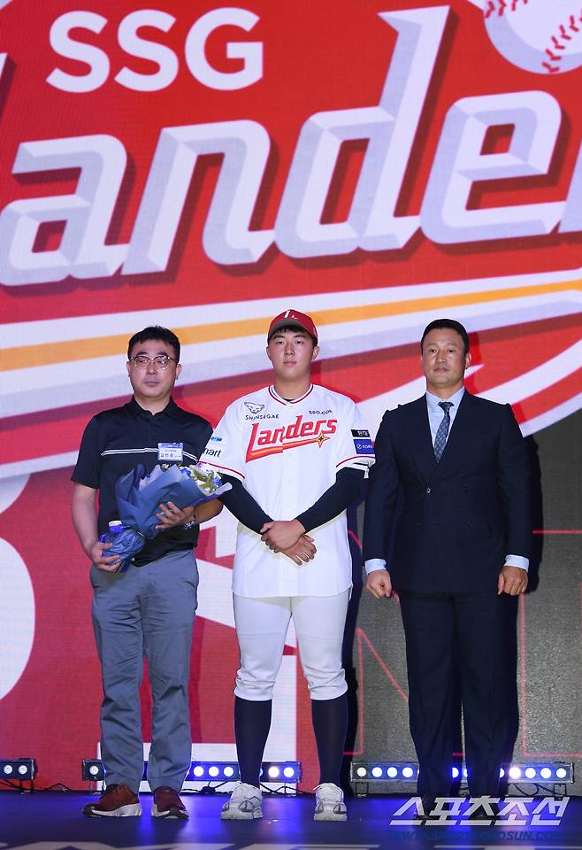 2026 KBO 신인 드래프트가 17일 서울 롯데호텔월드에서 열렸다. SSG에 1라운드 지명된 대구고 김민준이 기념촬영을 하고 있다. 잠실=박재만 기자 pjm@sportschosun.com/2025.09.17/