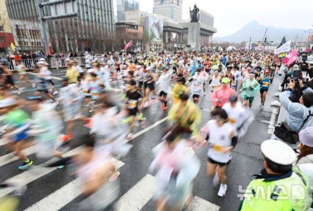 '대한민국은 마라톤 공화국'이라는 말이 나올 정도로 마라톤 열풍이 뜨겁습니다. 사진은 지난 3월 2025 서울마라톤에서 참가자들이 힘차게 출발하는 장면. / 뉴시스