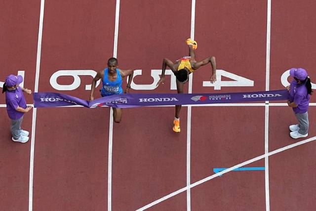 '0.03초 차이' 탄자니아의 알폰소 필릭스 심부(왼쪽)가 지난 15일 2025 도쿄 세계육상선수권대회 남자 마라톤에서 2시간9분48초의 기록으로 우승했다. 2위 아마날 페트로스(독일)도 같은 기록이지만 사진판독 결과 0.03초 뒤졌다. / AP뉴시스