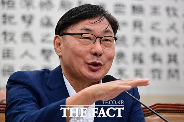 정성호 법무부 장관이 이화영 전 경기도 평화부지사가 제기한 이른바 '연어 술파티' 회유 의혹에 신빙성을 부여하며 감찰을 지시하자, 더불어민주당은 이를 고리로 대북송금 기소 자체의 정당성을 정면으로 흔들며 검찰 압박 수위를 끌어올리고 있다. 사진은 이 전 부지사. /남윤호 기자