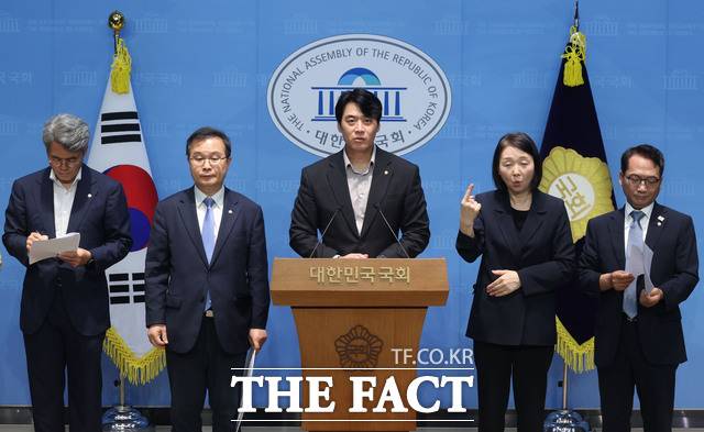 사건의 핵심 증언이 '회유·조작'의 산물로 드러날 경우 위증 논란으로 번질 수 있다는 관측이 나온다. 사진은 한준호(가운데) 민주당 정치검찰 조작기소대응특위 위원장. /뉴시스