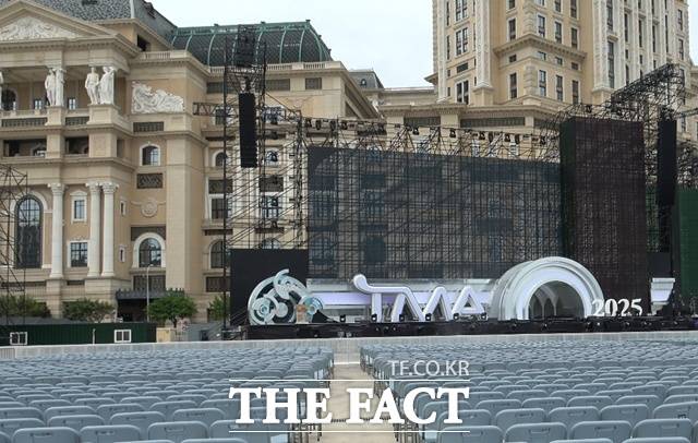 '2025 더팩트 뮤직 어워즈(TMA)' 개막을 앞두고 마무리 작업을 하고 있는 마카오 아웃도어 퍼포먼스 베뉴(Macao Outdoor Performance Venue, 澳門戶外表演區)./마카오=김민지 기자