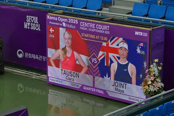 클라라 토슨 vs 마야 조인트 경기 전광판. Starting at 12:00 이라 쓰여 있으나 오후 1시 30분 현재, 아직 시작도 못했다. / 코리아오픈