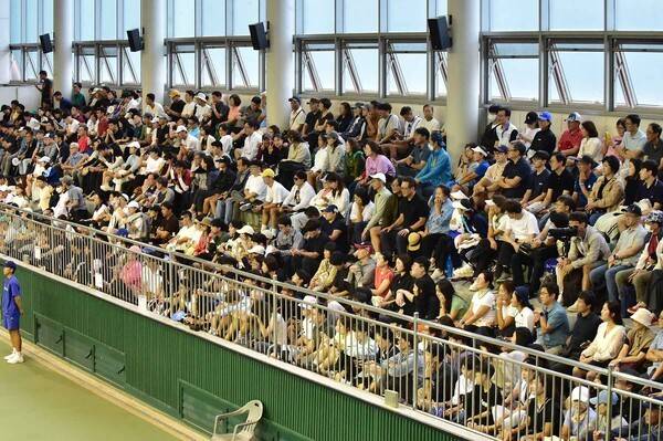 실내 코트를 가득 메운 관중들 / 코리아오픈