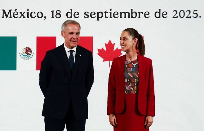마크 카니 캐나다 총리(왼쪽)와 클라우디아 셰인바움 멕시코 대통령. 로이터연합뉴스