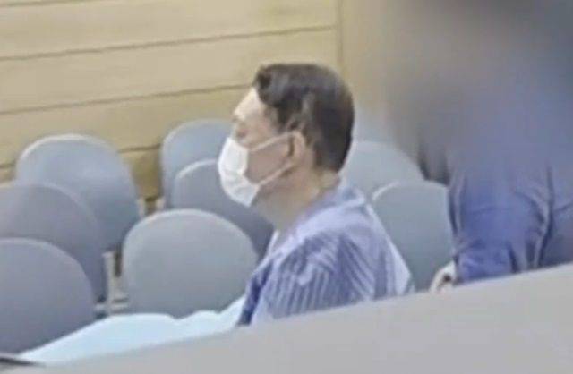 윤석열 전 대통령이 안과 진료를 받기 위해 경기 안양시에 있는 한 병원을 찾은 모습. MBN 보도 화면 캡처