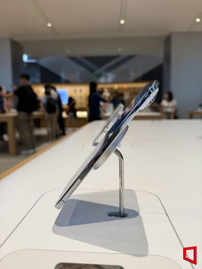 애플스토어 명동에 전시된 아이폰 에어. 이명환 기자