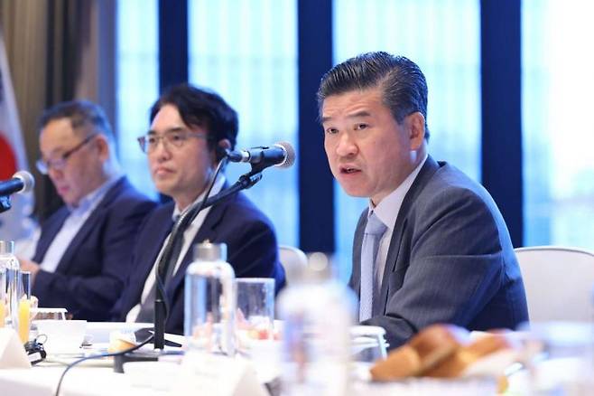제임스 김 암참 대표이사가 19일 오전 여의도 콘래드 서울 호텔에서 열린 '고위급 간담회 시리즈' 세션에서 발언하고 있다. 왼쪽에는 권창준 고용노동부 차관. 암참 제공