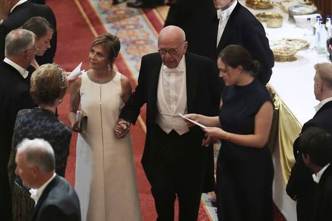 이날 귀빈 명단에 언론 재벌인 루퍼트 머독이 포함된 것을 놓고 의외라는 평가도 나왔다. 트럼프 대통령이 최근 머독을 상대로 소송을 제기했기 때문이다. AP연합뉴스