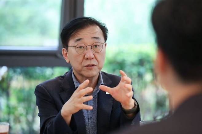 김윤덕 국토교통부 장관이 19일 경기 성남시 민간참여 공공주택 '위례 자이더시티' 단지에서 입주민과 관계자들이 참석한 차담회에서 발언하고 있다. 국토교통부