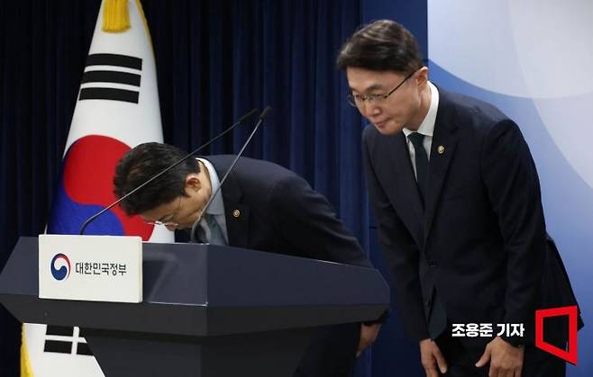 류제명 과학기술정보통신부 제2차관(오른쪽)과 권대영 금융위부위원장이 19일 서울 종로구 정부서울청사에서 해킹대응을 위한 과기정통부-금융위 합동브리핑에 참석 인사하고 있다. 이날 브리핑에는 롯데카드와 KT관계자들이 배석해 취재진의 질문에 답변했다. 2025.9.19 조용준 기자