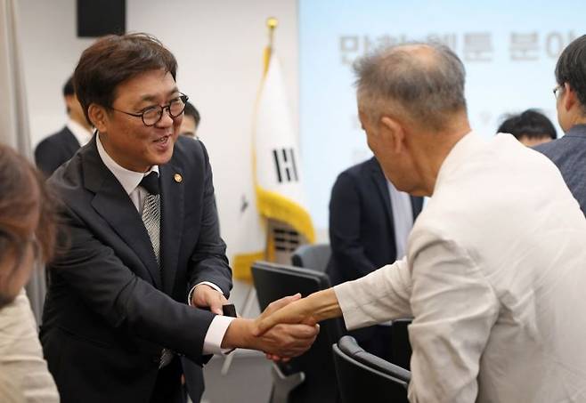 최휘영 문화체육관광부 장관(왼쪽)이 19일 국립현대미술관 서울관에서 열린 '웹툰업계 간담회'에서 이현세 작가와 인사를 나누고 있다.   [사진 제공= 문화체육관광부]