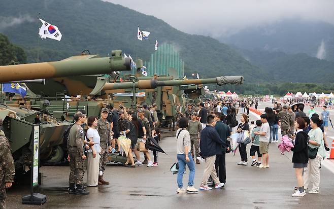 2025 계룡군문화축제·지상군페스티벌이 개막한 17일 충남 계룡시 계룡대 활주로 일원에 마련된 행사장에 비가 그친 가운데, 방문객들로 북적이고 있다./연합뉴스