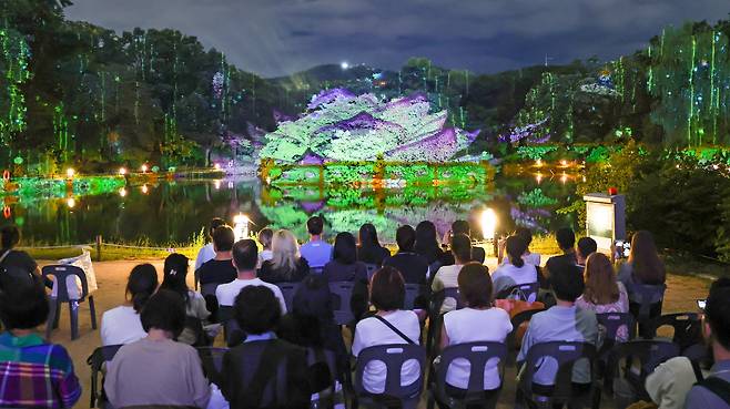 지난 17일 서울 종로구 창경궁 대춘당지에서 미디어아트 물빛연화가 한창 상영 중이다. /장경식 기자