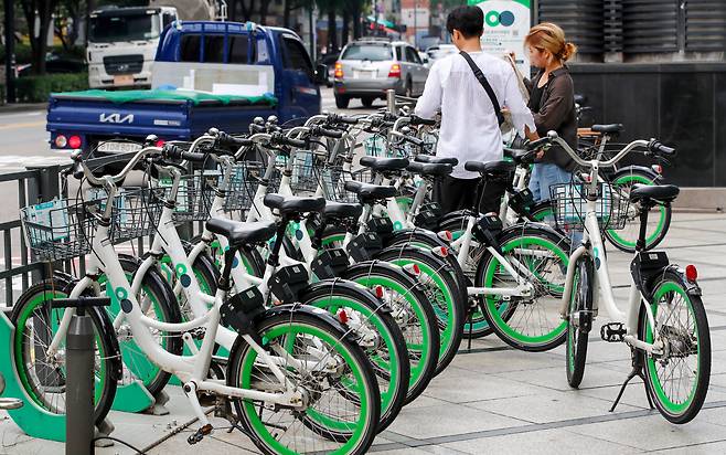 서울 시내 한 따릉이 대여소의 모습. 최근 따릉이 같은 공유 자전거 QR코드 위에 가짜 QR코드를 부착해 놓은 다음 이용자가 휴대폰으로 QR코드를 찍으면 악성 피싱 사이트로 연결해 개인 정보를 탈취하는 ‘큐싱(Qshing)’ 피해가 늘고 있어 주의해야 한다./뉴스1