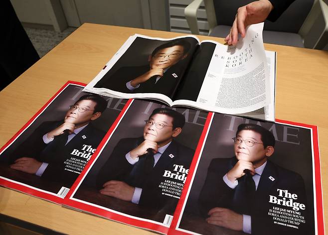 18일 이재명 대통령이 취임 100일을 맞아 지난 9월 3일 미국 타임 매거진 아시아지역 상임편집장 찰리 캠벨과 특집 기사 인터뷰를 진행했다고 대통령실이 18일 밝힌 가운데 대통령실 관계자들이 타임 매거진을 살펴보고 있다. /뉴시스