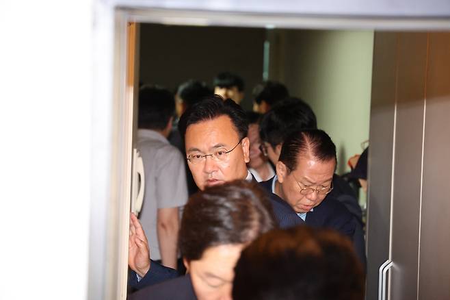 지난 18일 오후 김건희 특검의 당원 명부 압수수색이 진행중인 서울 여의도 국민의힘 당원 명부 데이터베이스 관리 업체 사무실에서 의원들이 이동하고 있다. /뉴시스