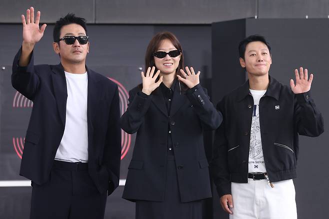 19일 부산 해운대구 영화의전당에서 열린 제30회 부산국제영화제 '윗집 사람들' 오픈토크에 참석한 감독과 배우들이 포즈를 취하고 있다. 왼쪽부터 배우 겸 감독 하정우, 공효진, 김동욱. /연합뉴스