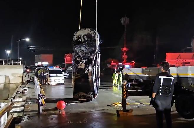 목포해경이 지난 6월 2일 진도군 진도항에서 일가족 4명이 탑승했던 차량을 인양하고 있다. /뉴스1