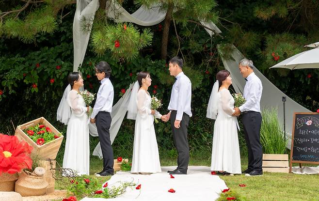 19일 오전 경남 거제 지심도에서 열린 특별한 결혼식. /경남도