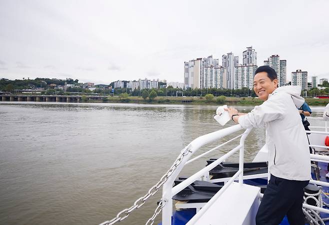 한강버스가 정식 운항을 시작한 18일 서울 여의도에서 출발한 한강버스에 승선한 오세훈 서울시장이 한강을 바라보고 있다./연합뉴스