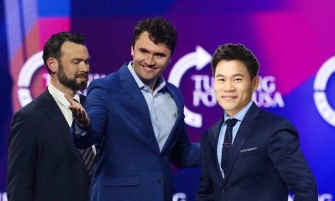 피살된 찰리 커크(가운데)가 생전 한국사 강사 출신 유튜버 전한길씨와 만난 것처럼 합성돼 확산한 사진. /페이스북