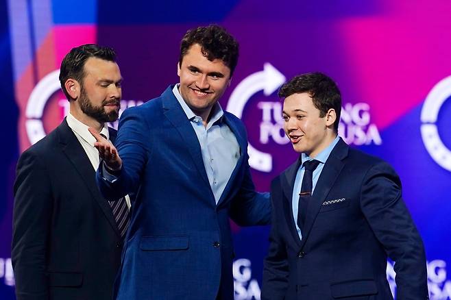 2021년 12월 미국에서 열린 청년 보수 단체 ‘터닝 포인트 USA’ 행사에 참석한 찰리 커크(가운데)와 카일 리튼하우스(오른쪽). /AP=연합뉴스