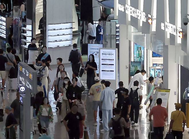 신라면세점이 인천국제공항에서 면세점 사업 중 DF1권역(화장품·향수)에서 철수하기로 결정한 가운데 19일 인천국제공항 면세구역 내 신라면세점 매장 앞으로 여행객 등이 지나가고 있다. /뉴스1