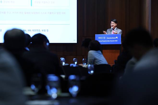 유선종 건국대학교 부동산학과 교수가 19일 오전 7~11시 서울 신라호텔 영빈관 1층에서 젠스타메이트가 개최한 'Korea Property Index Summit 2025' 행사에서 시니어 레지던스 시장 전망에 대해 설명하고 있다. /젠스타메이트 제공