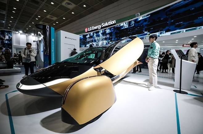 지난 3월 서울 강남구 코엑스에서 열린 인터배터리 2025에서 LG에너지솔루션 부스를 찾은 참관객들이 LG에너지솔루션 배터리가 탑재될 태양광 전기차 압테라를 살펴보고 있다(자료사진). ⓒ뉴시스