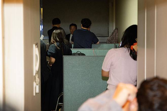 18일 서울 여의도 국민의힘 중앙당사 인근 당원명부 관리 데이터베이스(DB) 업체 사무실에서 김건희 특검팀(민중기 특별검사)이 압수수색 강제집행을 하고 있다. 2025.9.18/뉴스1