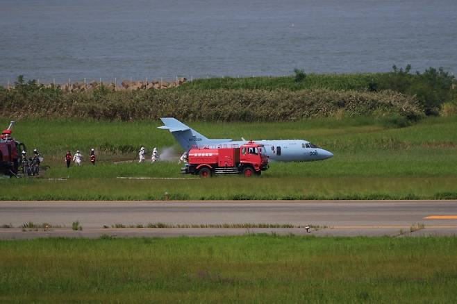 착륙도중 활주로를 이탈한 일본 항공자위대 니가타현 구난대 소속 U125 수색기. X(구 트위터) 캡처