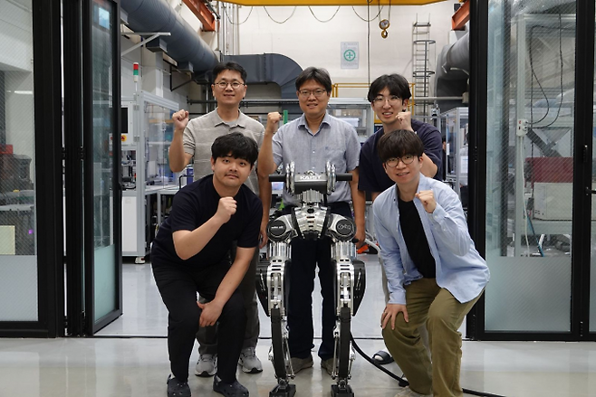 KAIST 휴머노이드와 연구진. 뒷줄 가운데부터 시계방향으로 박해원 교수, 강동윤 박사과정생, 김하준 박사과정생, 최종훈 박사과정생, 김민수 연구교수. KAIST 제공