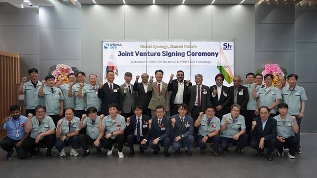 인도 공장 설립 협약식 후 기념촬영을 하고 있는 모습.