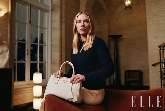 요르고스 탄티모스가 스칼렛 요한슨과 촬영한 프라다 갤러리아 캠페인.