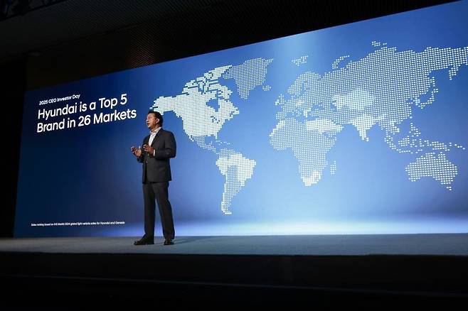 현대차가 18일(현지시간) 미국 뉴욕 맨해튼에 위치한 '더 셰드(The Shed)'에서 글로벌 투자자, 애널리스트, 신용평가사 담당자 등을 대상으로 '2025 CEO 인베스터 데이(CEO Investor Day)'를 열고 중장기 전략과 재무 계획을 발표한 가운데, 호세 무뇨스 현대자동차 대표이사(CEO) 사장이 주요 전략 및 목표를 발표하고 있다. 현대차 제공