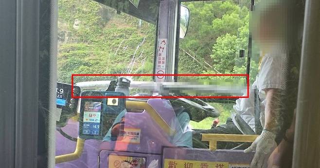 홍콩에서 버스 안으로 금속 막대가 뚫고 들어오면서 버스 기사의 가슴을 찌른 모습이 온라인에 확산됐다. 기사는 위험한 상황에도 승객 안전을 위해 급브레이크를 밟지 않고 천천히 갓길로 차량을 옮겨 세웠다. /사진=SNS 스레드, 밍보 캡처
