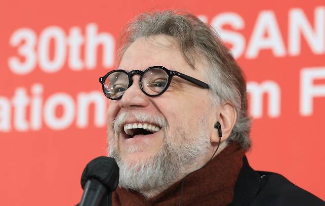 기예르모 델토로 감독이 19일 오전 부산 해운대구 영화의전당 비프힐에서 열린 제30회 부산국제영화제(BIFF) 갈라 프레젠테이션 초청작 '프랑켄슈타인' 기자회견에 참석해 취재진 질문에 답하고 있다. 뉴스1