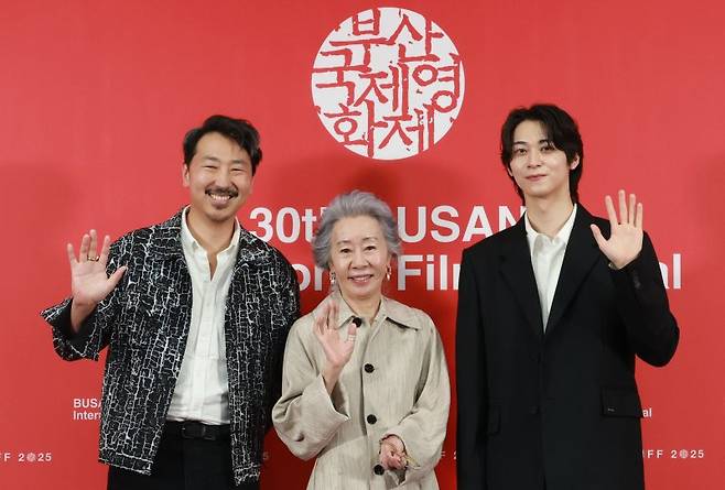 앤드루 안 감독(왼쪽부터)과 배우 윤여정, 한기찬이 19일 오후 부산광역시 해운대구 영화의전당에서 열린 '제30회 부산국제영화제(BIFF)' '결혼 피로연' 기자간담회에 참석해 포즈를 취하고 있다. 뉴스1