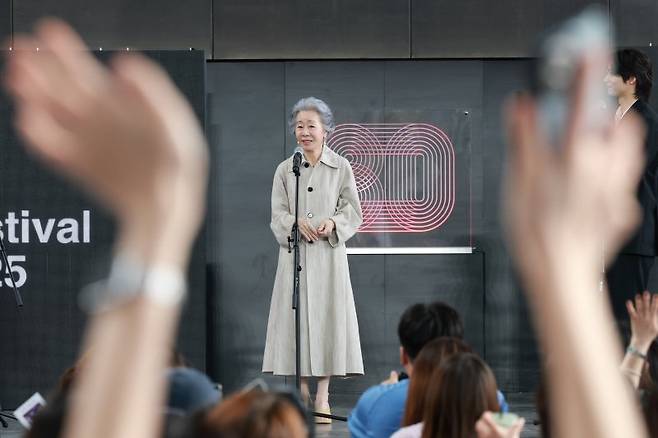 배우 윤여정이 19일 오후 부산광역시 해운대구 영화의 전당에서 열린 '제30회 부산국제영화제(BIFF)' '결혼피로연' 야외무대인사에 참석해 인사를 전하고 있다. 뉴스1