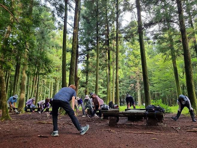 조태봉 대장과 산하클럽 회원들이 지난 9월4일 아침 본격적인 한라산둘레길 트레킹에 앞서 몸을 풀고 있다.