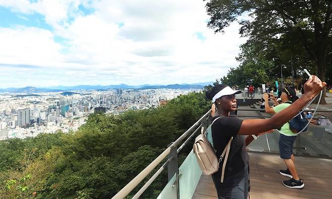 18일 서울 남산에서 시민 및 관광객들이 서울 도심을 사진에 담고 있다. 연합뉴스
