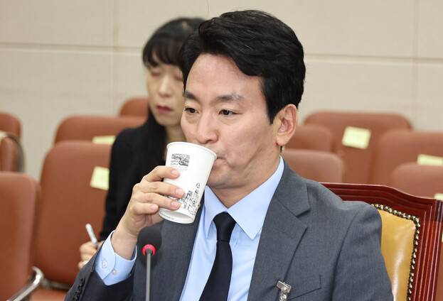 박장범 한국방송(KBS)사장이 후보자 신분이던 지난해 11월20일 국회 과학기술정보방송통신위원회 인사청문회에서 의원들의 질문을 들으며 물을 마시고 있다. 윤운식 선임기자 yws@hani.co.kr