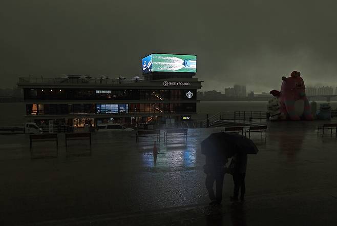 폭우가 쏟아지며 여의도 선착장 일대는 짙은 먹구름으로 뒤덮였다. 선착장 내부에는 승객 대기 시설과 편의점, 커피 등을 마실 수 있는 공간이 마련돼 있다.